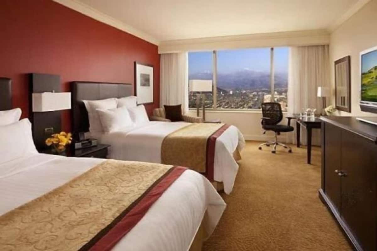 1 kamar tidur, seprai antialergi, minibar, dan brankas