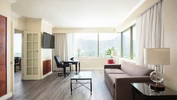 Suite, 1 Bedroom, Executive Level (TwoBay Suite) | Hypo-allergenic bedding, minibar, in-room safe, desk