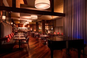 2 restaurants; breakfast, lunch, and dinner served