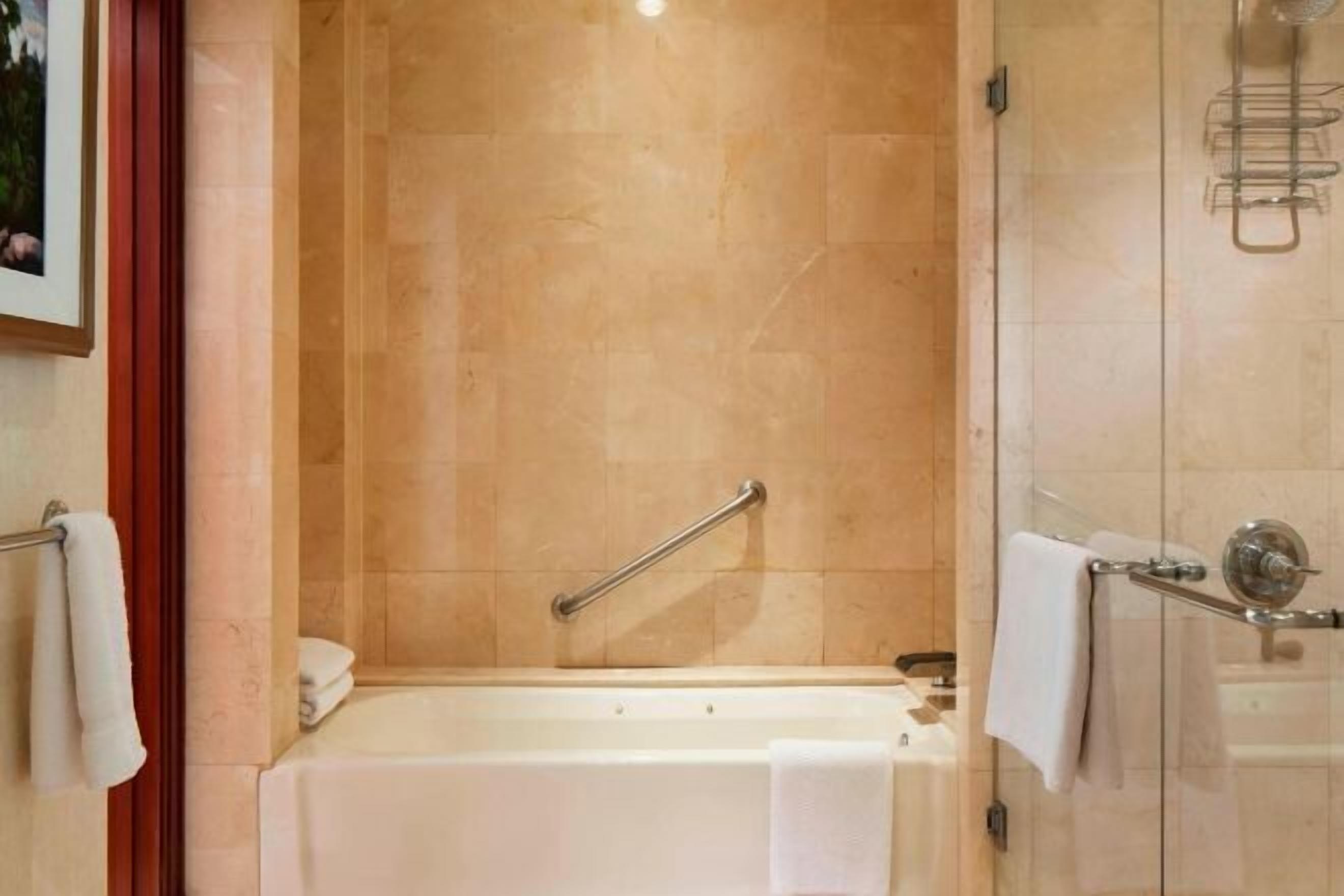 シャワー付き浴槽、バスアメニティ (無料)、ヘアドライヤー、バスローブ