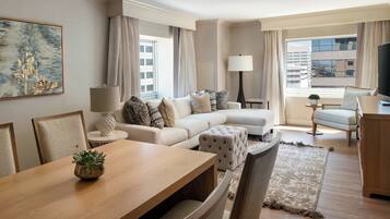 Brankas, meja kerja, ruang kerja ramah laptop, dan tirai kedap cahaya