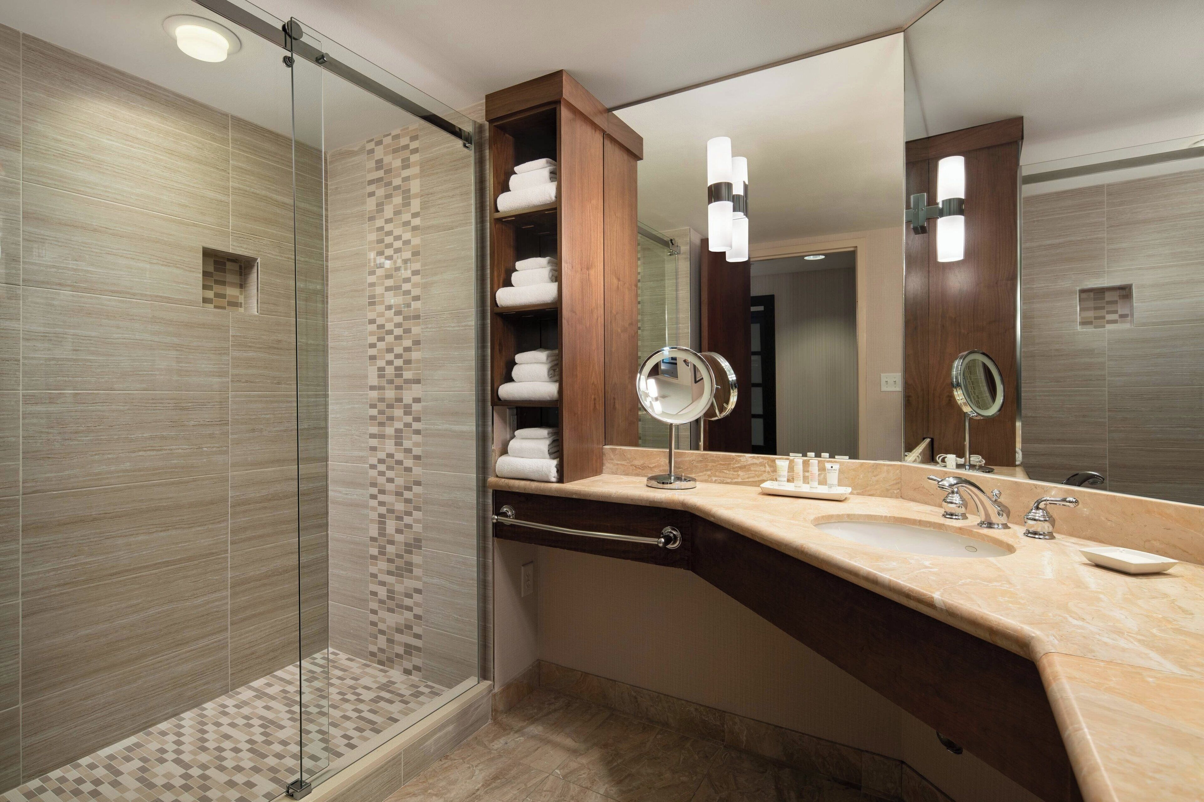 room, 1 king bed, corner | bathroom | combined shower/bathtub, free toiletries, hair dryer, bathrobes