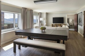 In-room safe, desk, laptop workspace, blackout drapes - Salt Lake City Marriott City Center (Salt Lake City)
