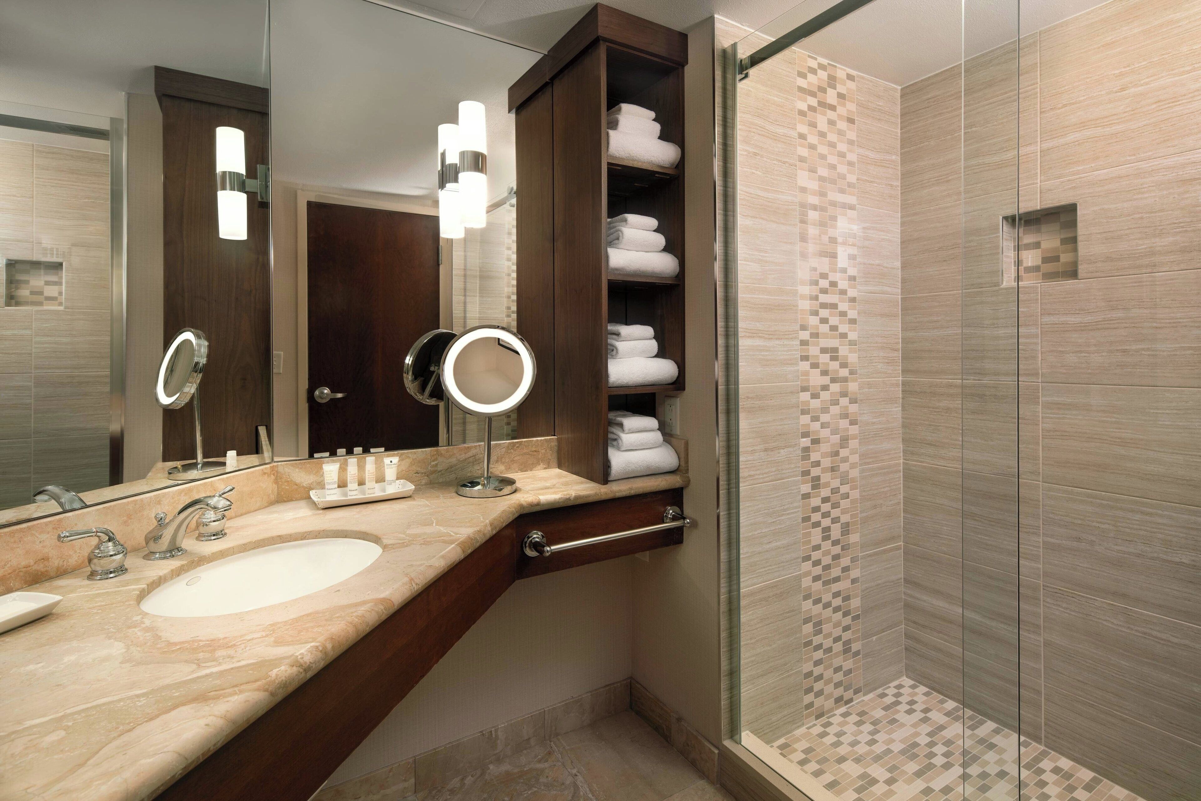 room, 1 king bed, corner | bathroom | combined shower/bathtub, free toiletries, hair dryer, bathrobes