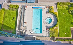 Outdoor pool, open 6:00 AM to 10:00 PM, sun loungers - Vancouver Airport Marriott (Richmond)