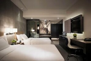 A modern hotel room with two beds, a desk, a chair, and a large mirror. - Gateway, Marco Polo Hotel (Kowloon)