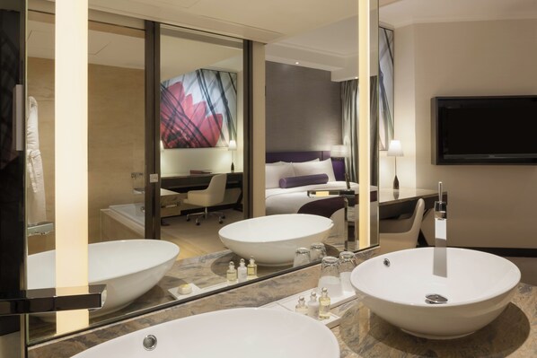 Continental Superior Suite with The Continental Club Lounge Access | Bathroom | Free toiletries, hair dryer, bathrobes, slippers - Gateway, Marco Polo Hotel (Kowloon)