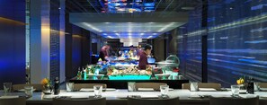 Serveert ontbijt, lunch, diner, internationale gerechten 