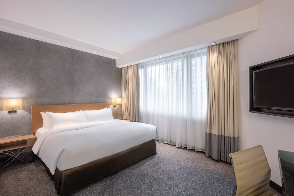 Superior Suite with The Continental Club Lounge access | In-room safe, desk, blackout drapes, iron/ironing board