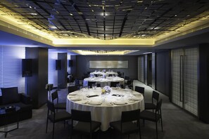 Breakfast, lunch, dinner served; international cuisine  - Gateway, Marco Polo Hotel (Kowloon)