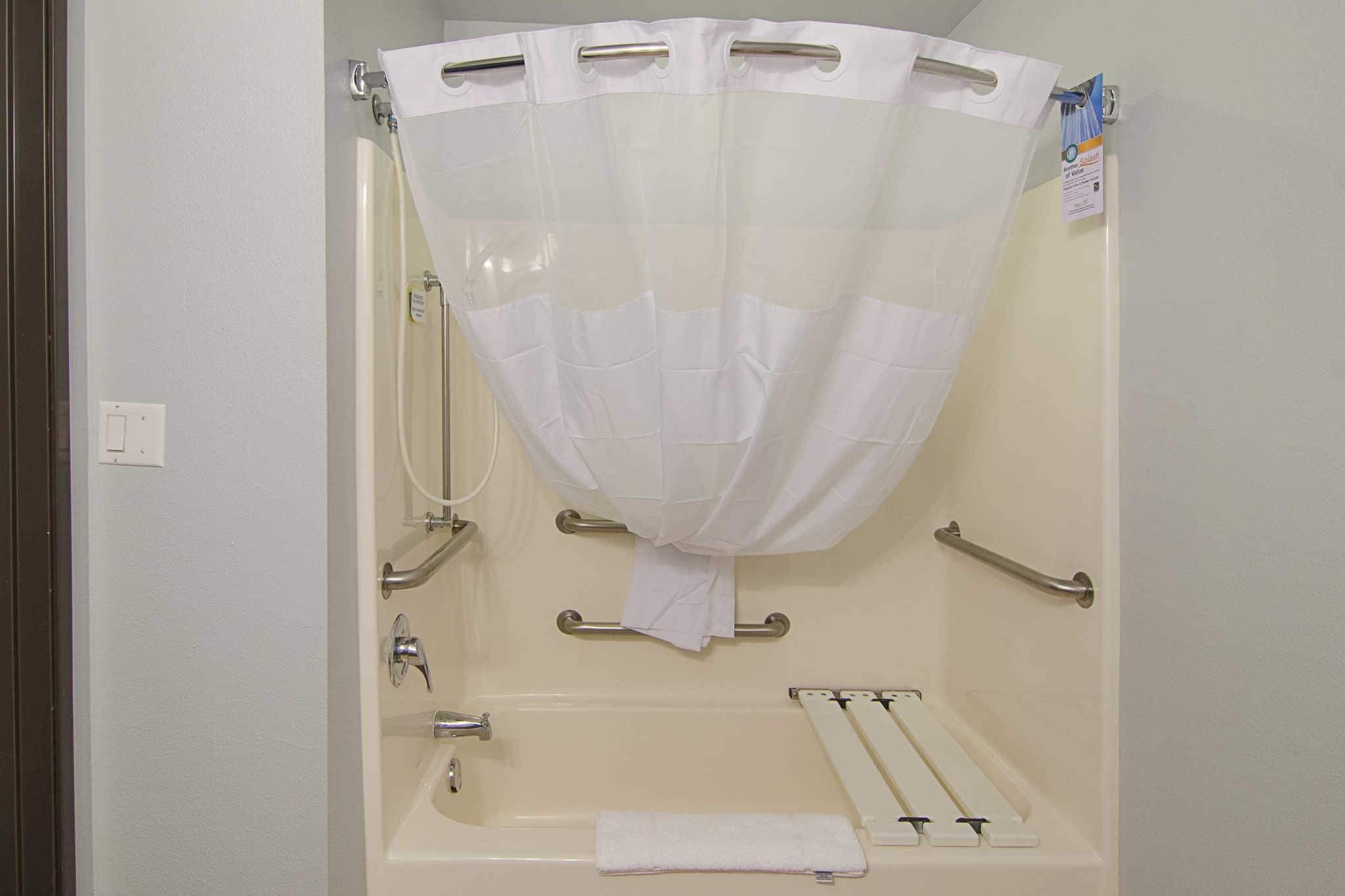 room, 1 king bed, accessible, non smoking | bathroom | combined shower/bathtub, free toiletries, hair dryer, towels