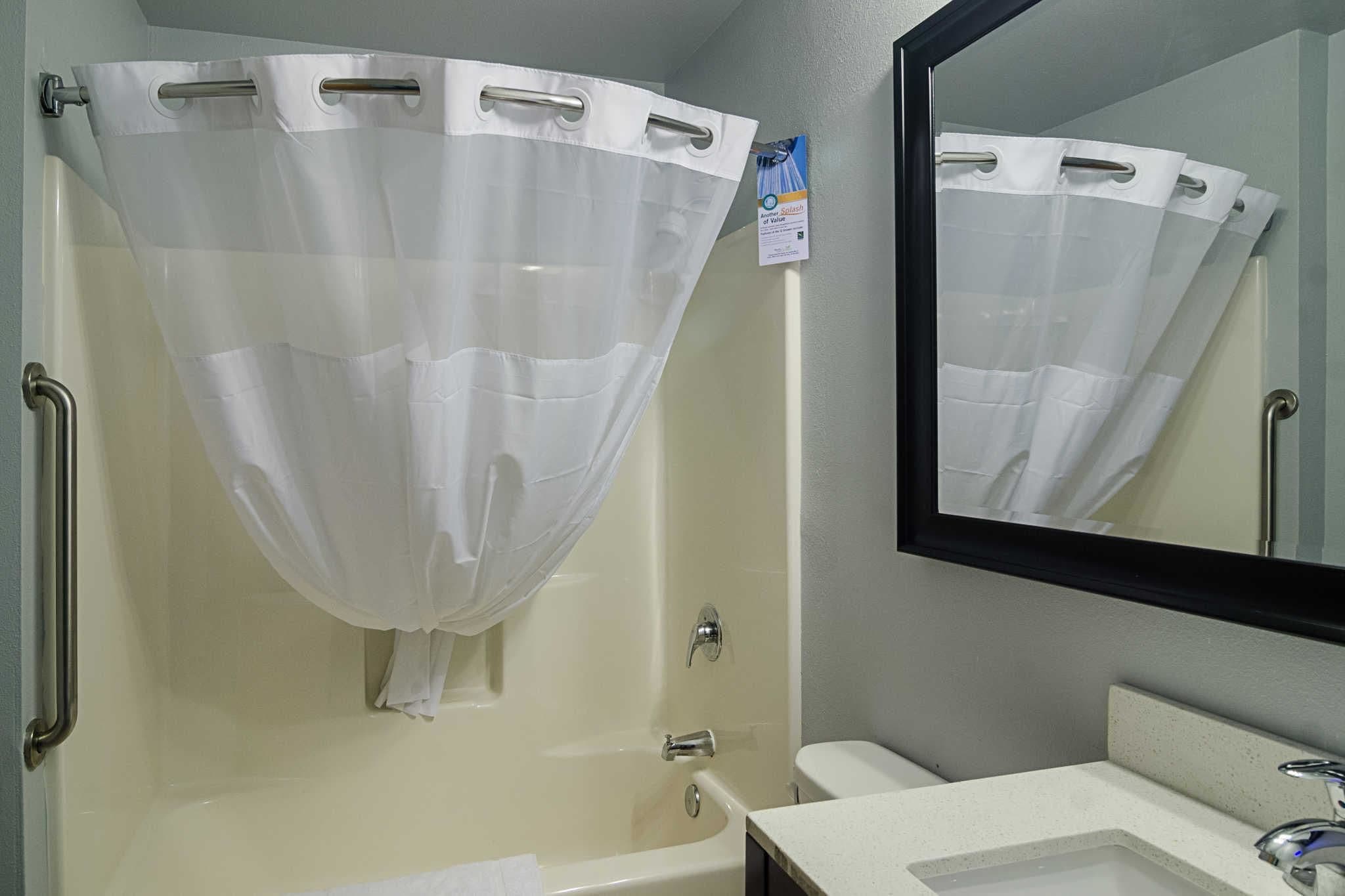 Standaard kamer, 2 queensize bedden, niet-roken | Badkamer | Een bad/douchecombinatie, gratis toiletartikelen, een haardroger