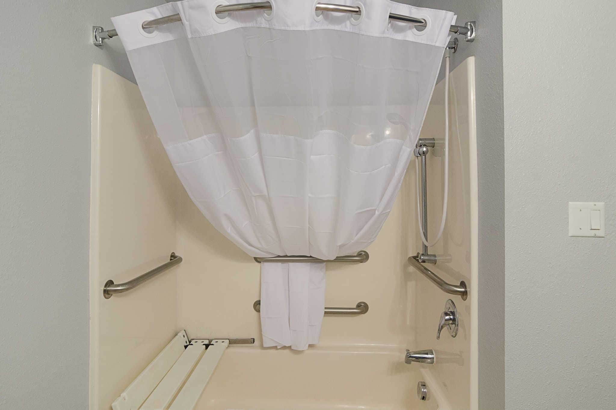 room, 1 king bed, accessible, non smoking | bathroom | combined shower/bathtub, free toiletries, hair dryer, towels