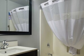 Combined shower/bathtub, free toiletries, hair dryer, towels - Quality Inn Seaside Oregon Coast (Seaside)