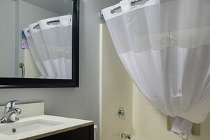 Combined shower/tub, free toiletries, hair dryer, towels