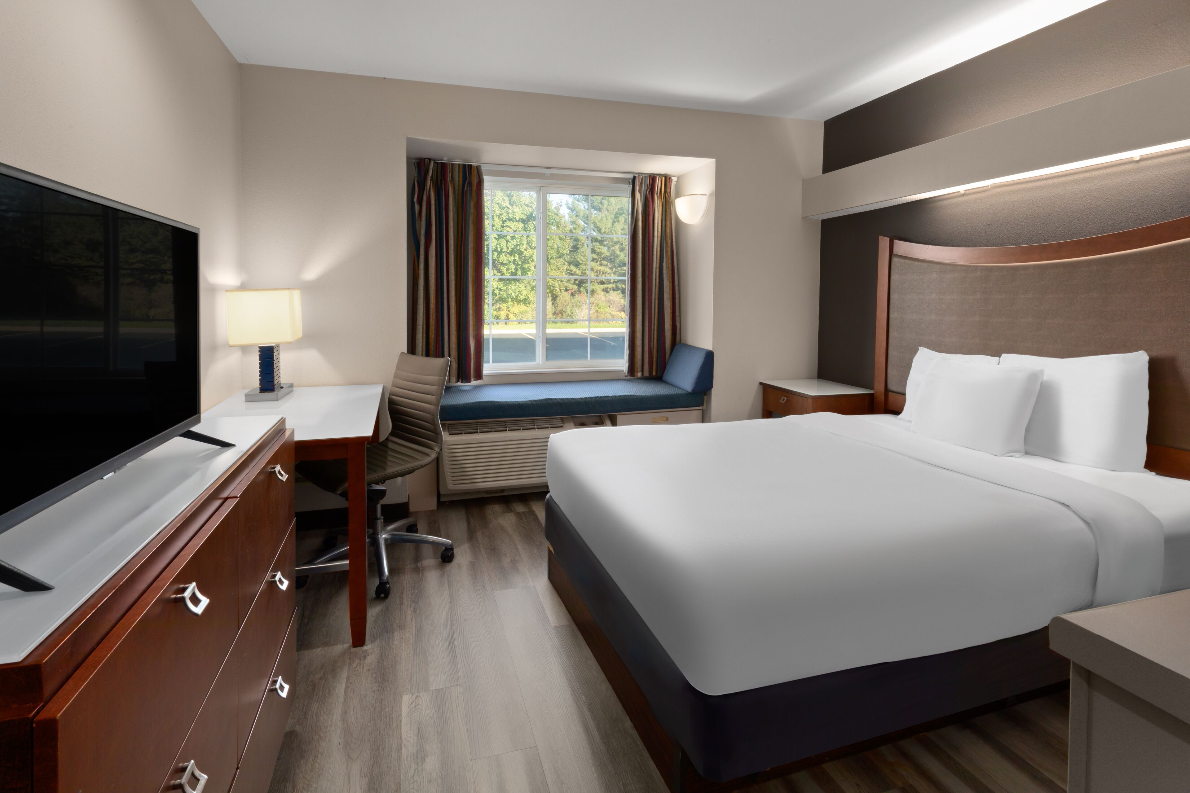 Bureau, fer et planche à repasser, lits bébé (gratuits)