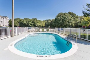 Una piscina al aire libre, sombrillas