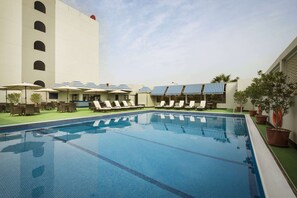 Outdoor pool - Ramada by Wyndham Bahrain (Manama)