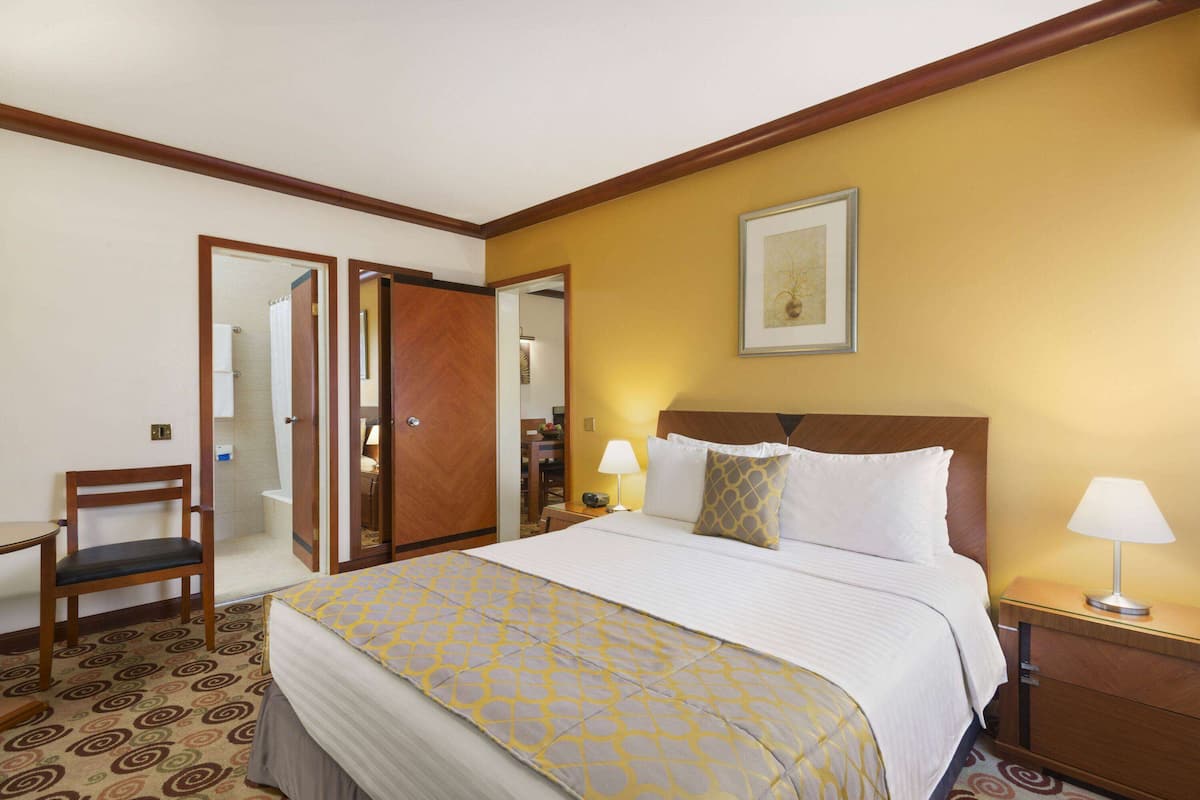 Junior Suite, 1 King Bed, Non Smoking | Minibar, in-room safe, desk, laptop workspace