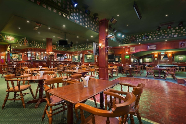 Menyajikan masakan internasional