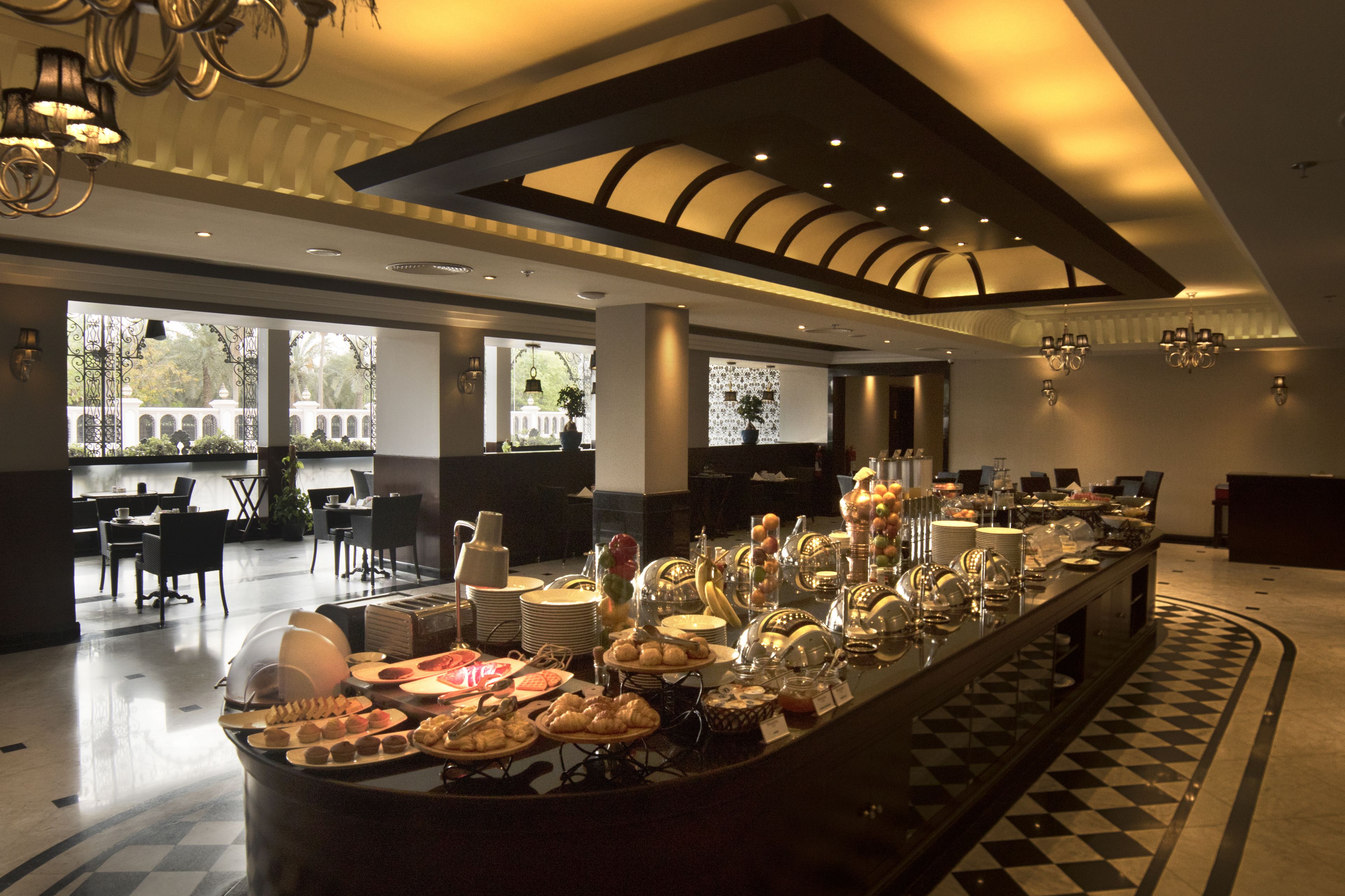 Un buffet proposant divers plats et un comptoir d’enregistrement situés dans le hall d’un hôtel.