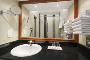 Combined shower/bathtub, rainfall showerhead, free toiletries - Ramada by Wyndham Bahrain (Manama)