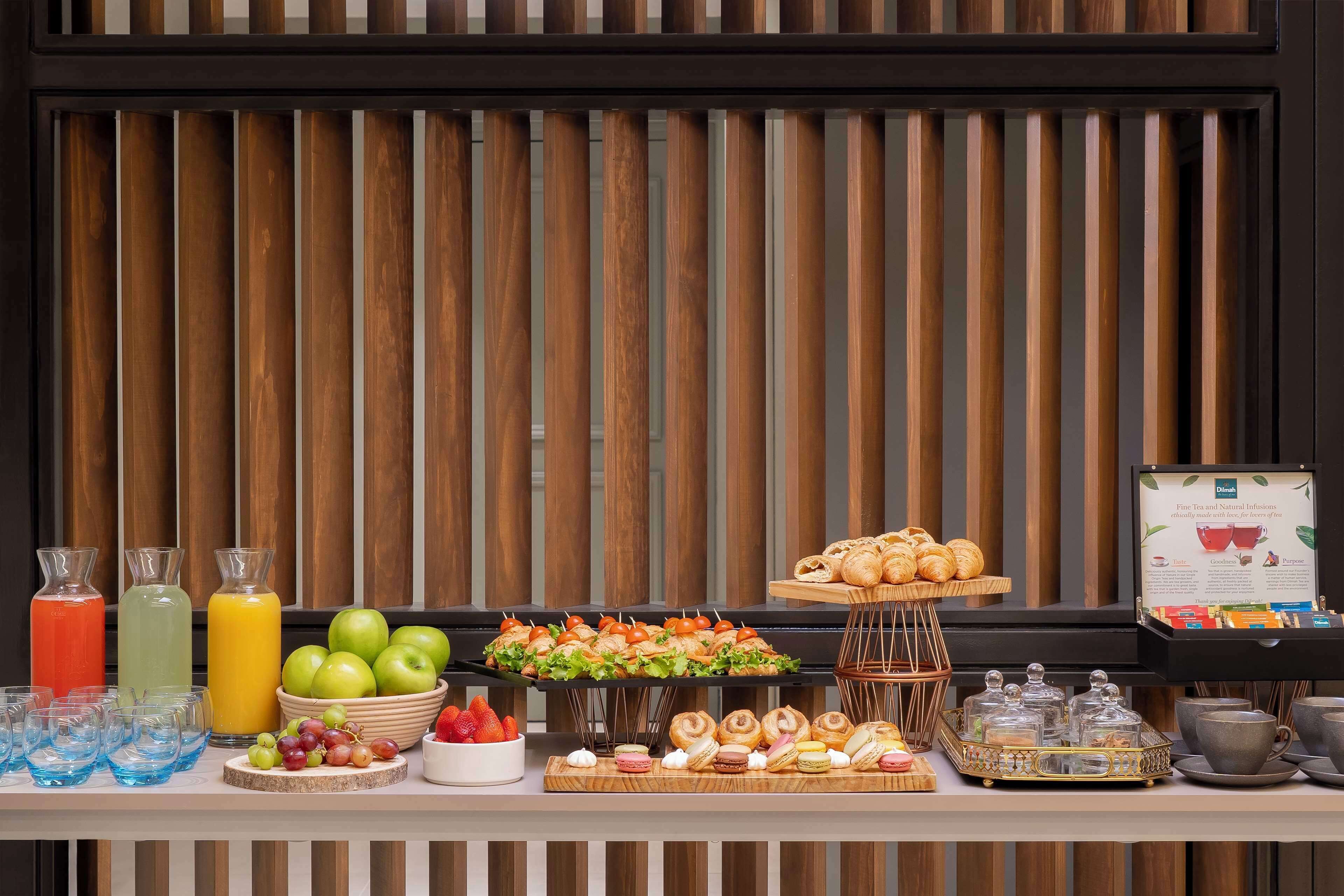 Un bufé de desayuno con diversas opciones de comida y bebidas.