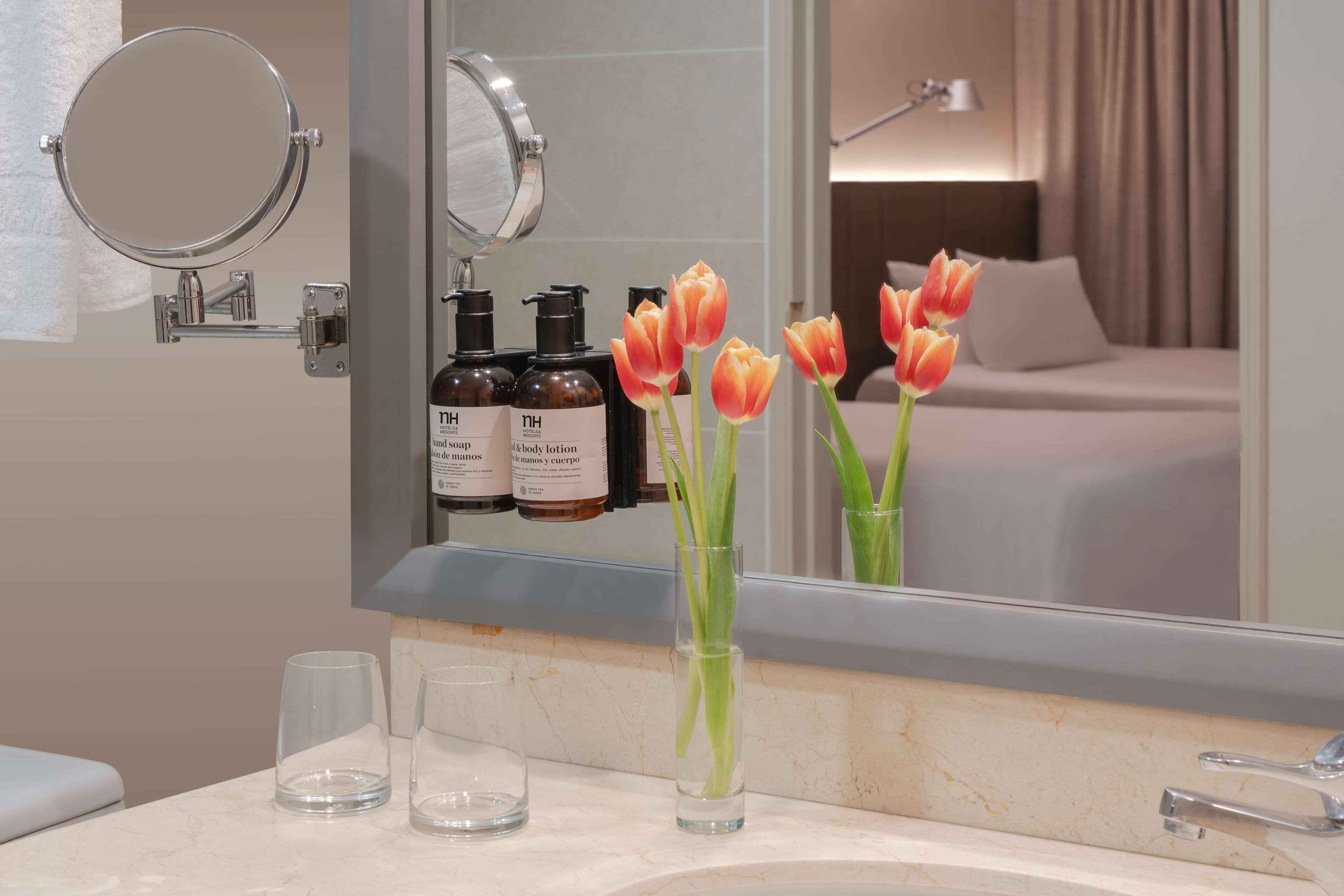 combined shower/bathtub, eco-friendly toiletries, hair dryer, towels