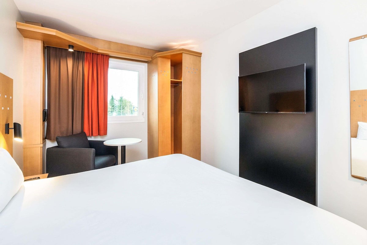 In-room safe, desk, soundproofing, iron/ironing board