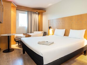 Habitación doble, 1 cama doble con sofá cama | Caja fuerte, escritorio, sistema de insonorización
