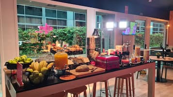 Colazione a buffet, servita tutte le mattine (7.95 EUR a persona)