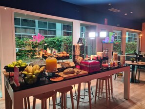 Se ofrece un desayuno bufé todos los días (por un coste adicional)