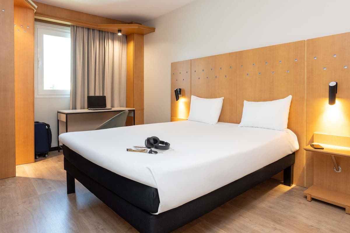 In-room safe, desk, soundproofing, iron/ironing board