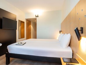 Habitación doble, 1 cama doble | Caja fuerte, escritorio, sistema de insonorización