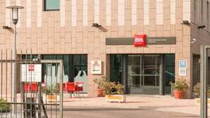 L’entrée d’un hôtel, avec une enseigne indiquant : « ibis Madrid Alcala de Henares La Garena ».