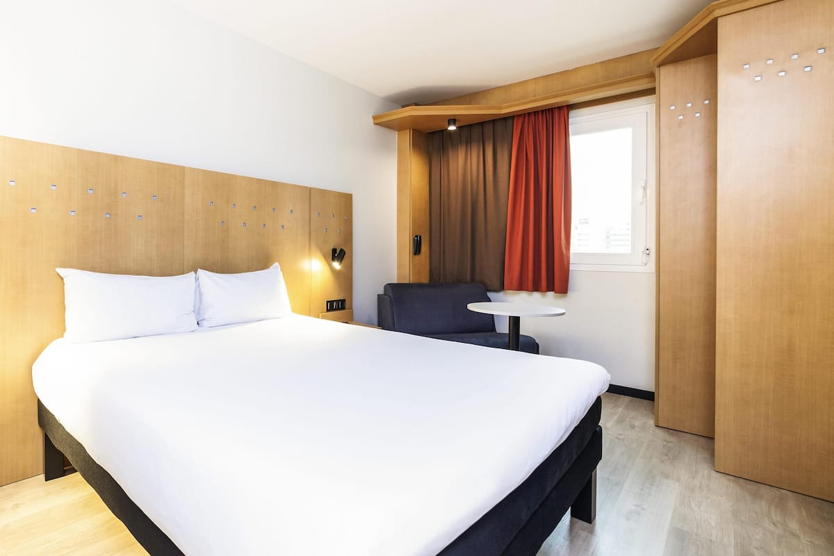 Double Room, 1 Double Bed | In-room safe, desk, soundproofing, iron/ironing board