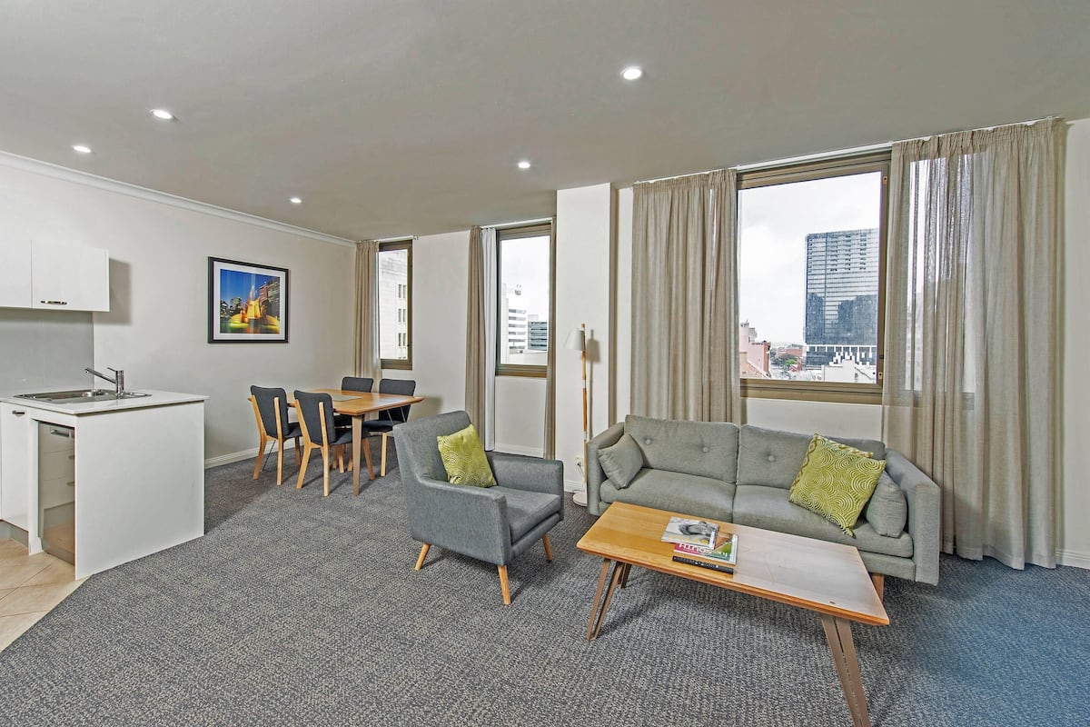 Suite, meerdere bedden, niet-roken | 1 slaapkamer, een kluis op de kamer, een bureau, een laptopwerkplek