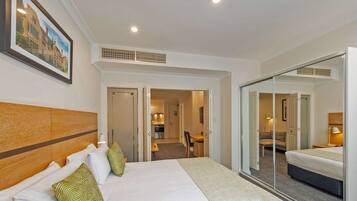 Suite, 1 kingsize-seng, ikke-røyk | 1 soverom, safe på rommet, skrivebord og skrivebord for bærbar PC