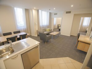 Mini-fridge, microwave, stovetop, coffee/tea maker - Mantra Adelaide Central (Adelaide)