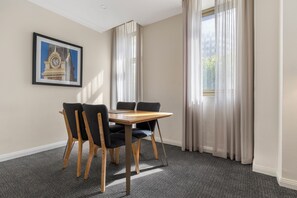Apartment, 3 Bedrooms, Connecting Rooms | In-room dining - Mantra Adelaide Central (Adelaide)