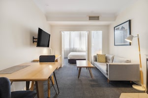 Apartamento, 1 habitación | Zona de estar | Televisión de 32 pulgadas con canales digitales, Netflix