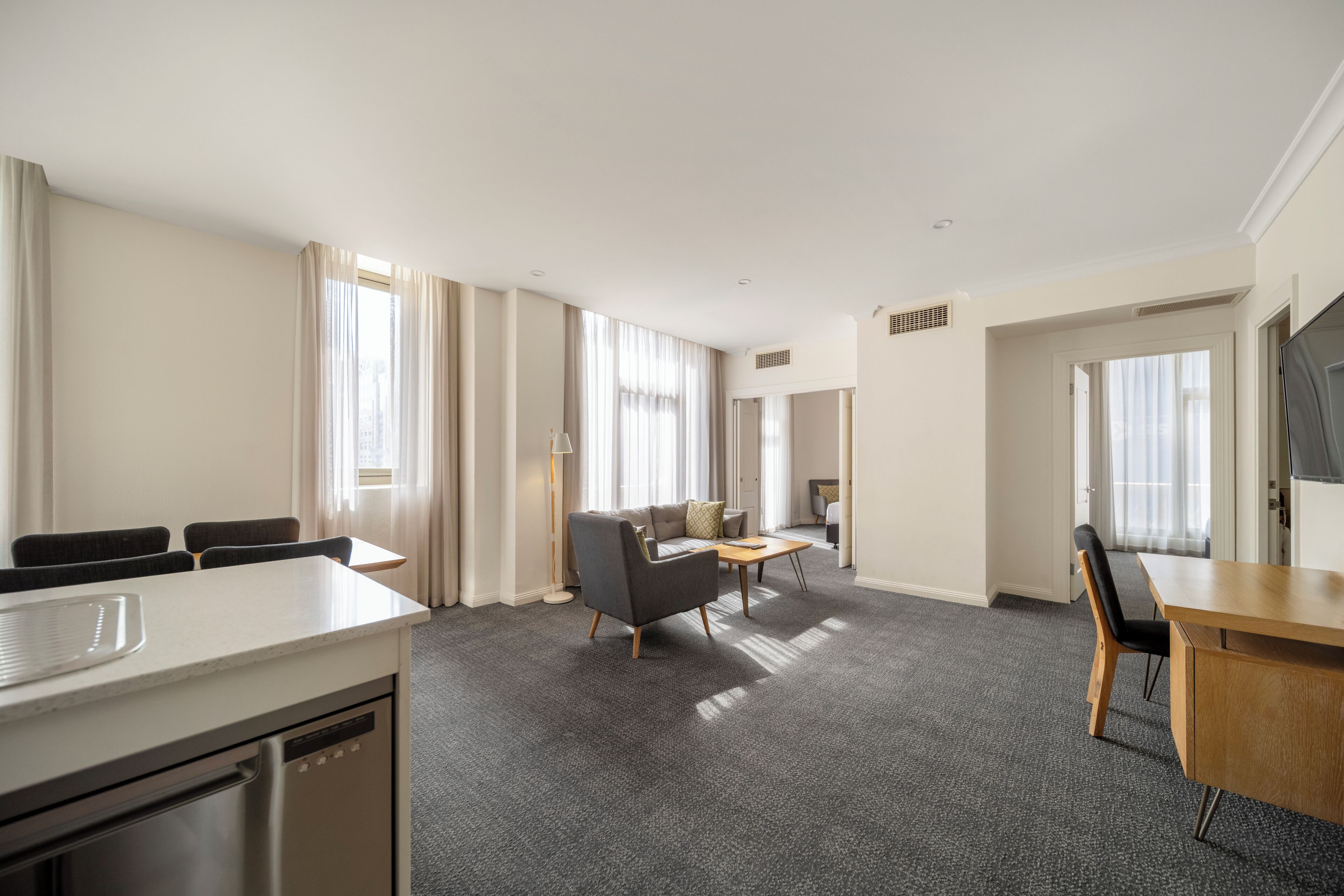 Departamento, 3 habitaciones, habitaciones conectadas | Área de sala de estar | Televisión de 32 pulgadas con canales digitales y Netflix 