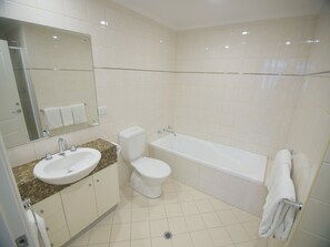 Free toiletries, hair dryer, towels, soap - Mantra Adelaide Central (Adelaide)