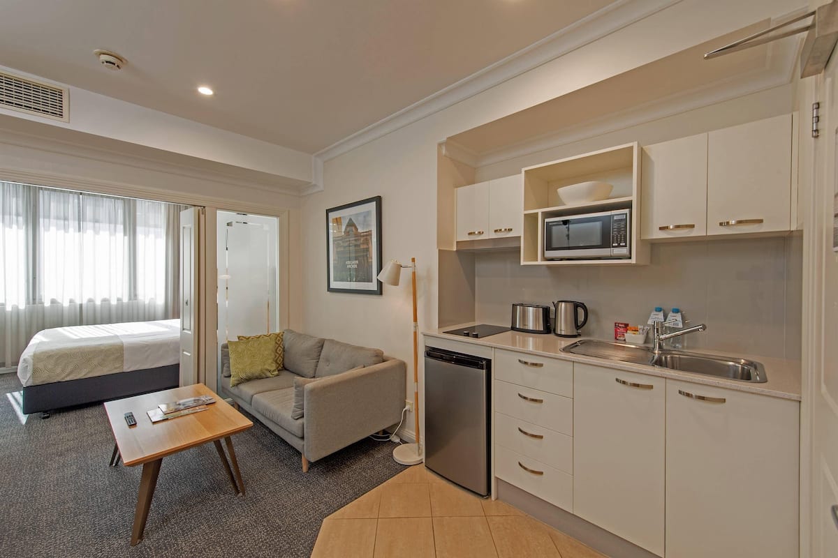 Suite, 1 kingsize bed, niet-roken | 1 slaapkamer, een kluis op de kamer, een bureau, een laptopwerkplek