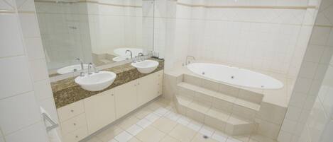 Suite, 1 trÚs grand lit, non-fumeur | Bain à remous privé