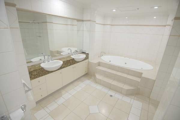 Suite, 1 King-Bett, Nichtraucher | Eigener Whirlpool