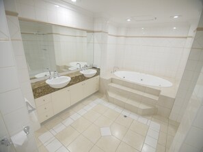 Suite, 1 cama King size, para no fumadores | Tina de hidromasaje privada