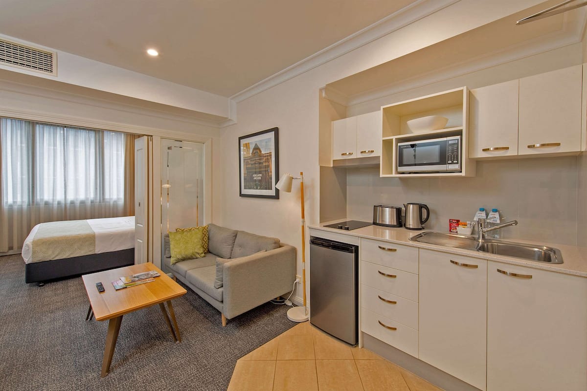 Suite, 1 cama de matrimonio grande, no fumadores | 1 dormitorio, caja fuerte, escritorio