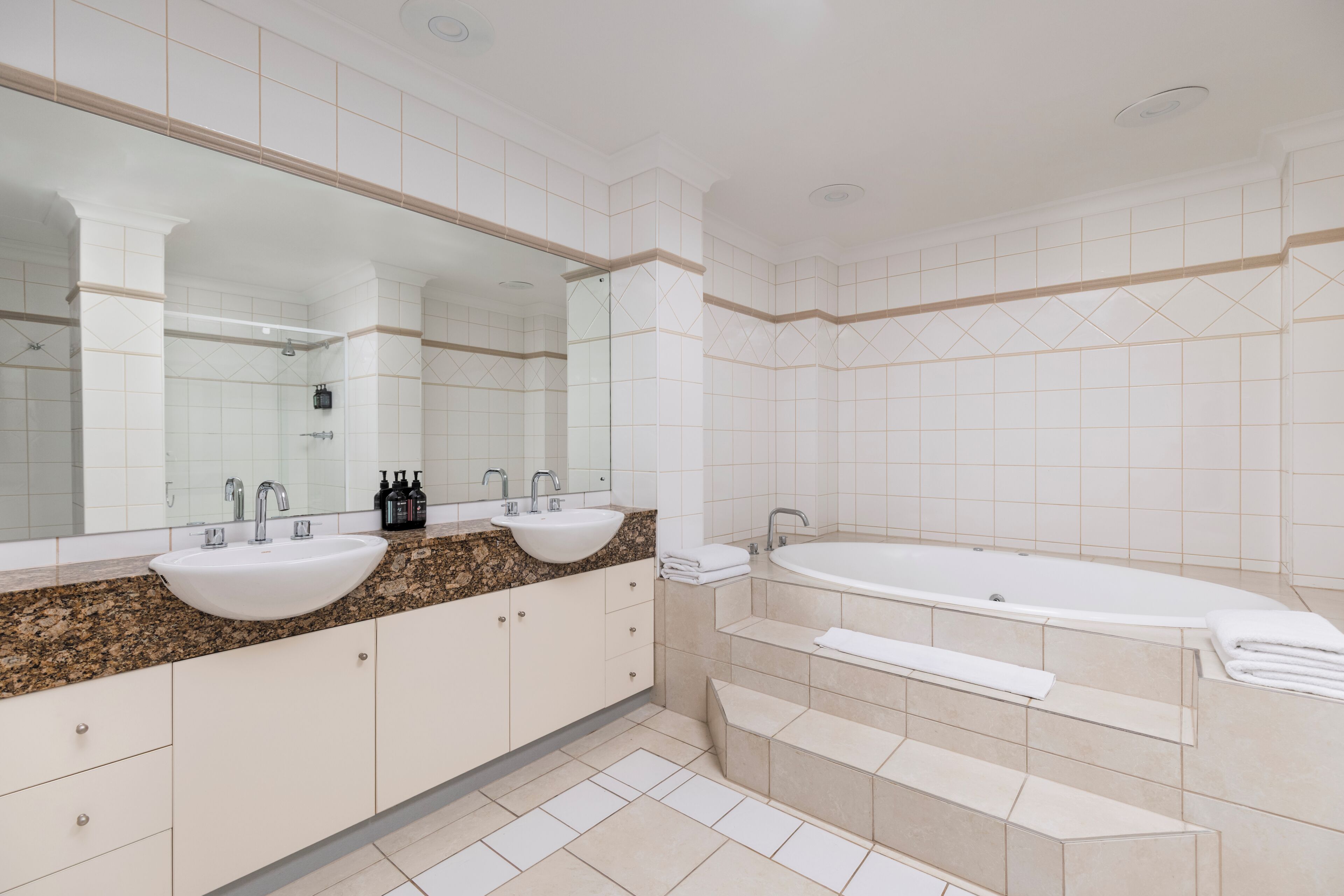 Apartment, 1 Bedroom (Spa Bath) | Bathroom | Free toiletries, hair dryer, towels, soap