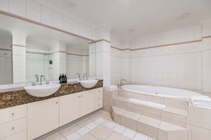Departamento, 1 habitación (Spa Bath) | Baño | Amenidades de baño gratuitas, secadora de cabello, toallas, jabón 